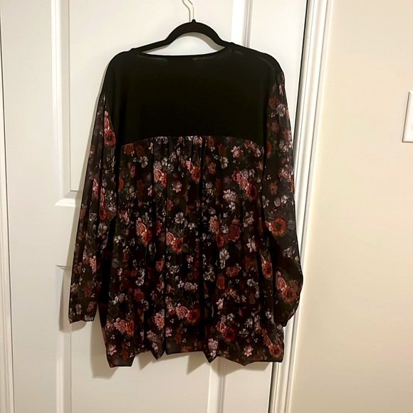 Plus size tunic top. - Picture 2 of 4